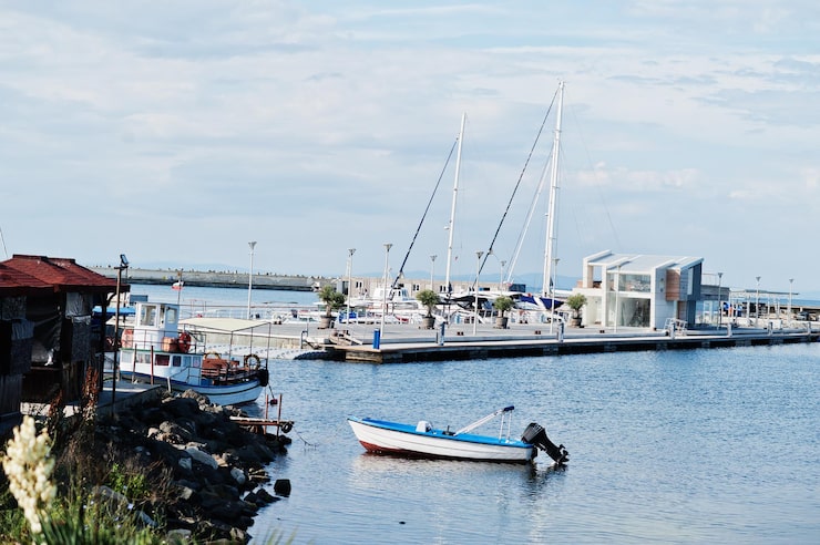 Bateau pêche sportif blanc