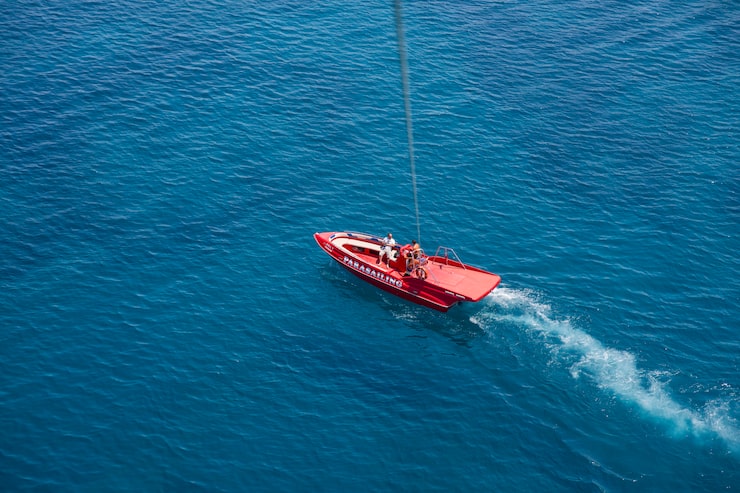 Bateau sportif rapide rouge
