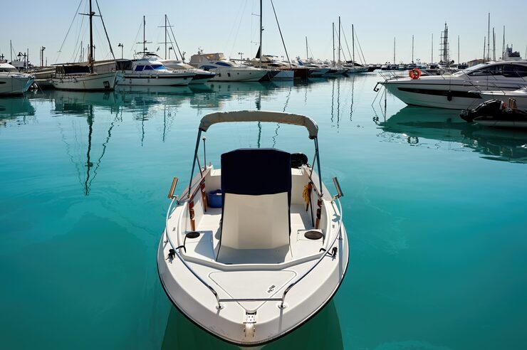 Bateau pêche sportif blanc